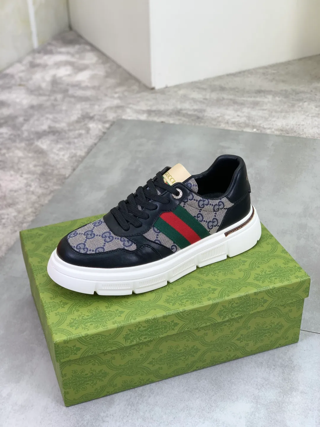 Men's shoes 💰P400💰[New style]🆘 The latest model from Gucci GUCCI official website🎁Classic casual and fashionable men's shoes👟Best model💥The style is simple and elegant, exclusive for trendy men. Unique official website latest brand elements👑Gucci original decoration, fashionable and generous, original soft calfskin fabric➕Comfortable soft first-layer pigskin lining ✅The official website specifies wear-resistant casual outsole, the classic model is photographed in real life🎬Color: 2️⃣colors available😍Number of codes: 38-44
